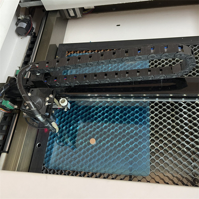 بيئة العمل الداخلية واقي الشاشة آلة قطع الليزر AC220V / 50Hz الجهد 1000 * 800 * 800mm الحجم