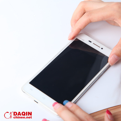 آلة قطع بالليزر لحماية الشاشة AC220V/50Hz مع تبريد مائي متداول ومنفاخ بسمك قطع 0.5 مم