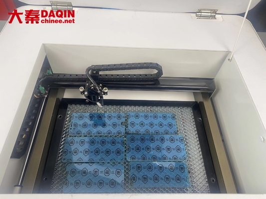30W 40W 110 V- 220V خشب / MDF / الأريليك / النقابة / البلاستيك / المطاط CNC غير المعدنية ليزر حفر آلة العلامة