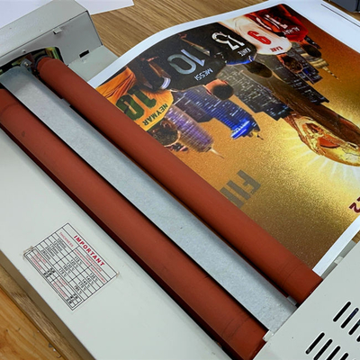 آلة قطع Graphtec التي يتم التحكم فيها بواسطة الكمبيوتر وبرامج تصميم الجلد