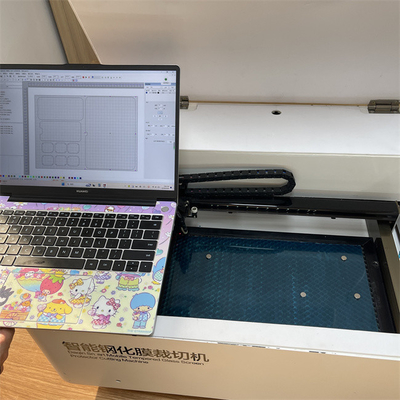 آلة قطع بالليزر لحماية الشاشة AC220V/50Hz مع تبريد مائي متداول ومنفاخ بسمك قطع 0.5 مم