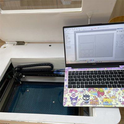 آلة قطع بالليزر لحماية الشاشة AC220V/50Hz مع تبريد مائي متداول ومنفاخ بسمك قطع 0.5 مم