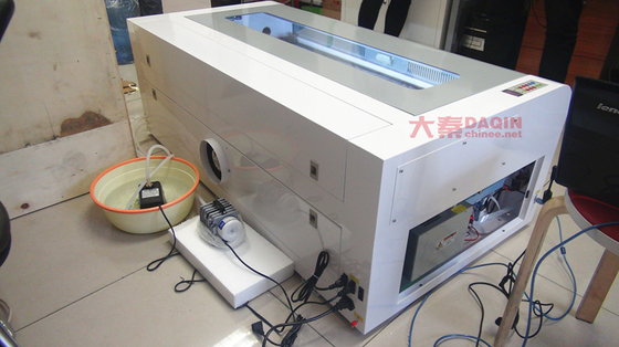 بيئة العمل الداخلية واقي الشاشة آلة قطع الليزر AC220V / 50Hz الجهد 1000 * 800 * 800mm الحجم