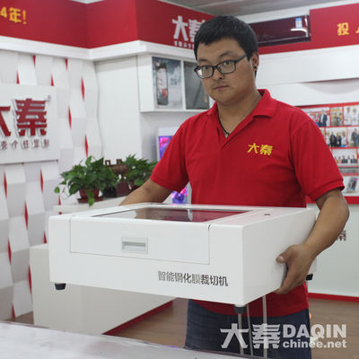 قاطع واقي الشاشة المصمم لتبسيط عملية القطع لأفلام PET/TPU/PVC/HYDROGEL في بيئة عمل تتراوح درجة حرارتها بين 5 و 35 درجة مئوية